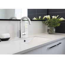 Baie modernă cu lavoar și robinet