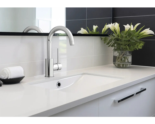 Baie modernă cu lavoar, robinet și elemente decorative