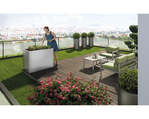 Grădină pe acoperiș cu femeie, jardinieră, mobilier și plante de exterior