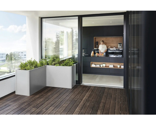 Balcon cu grădină de plante aromatice în jardiniere și legătură deschisă cu bucătăria