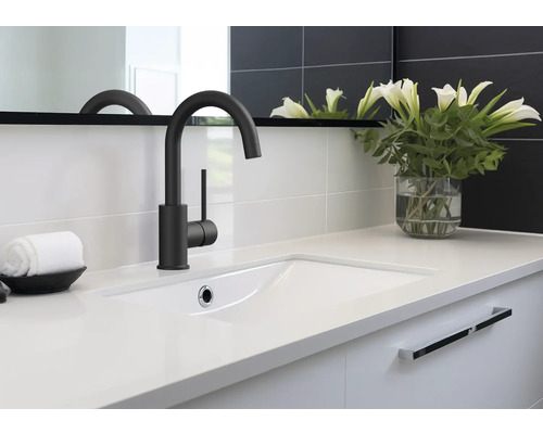 Chiuvetă de baie cu robinet, prosop și vază de flori