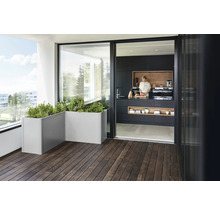 Terasa cu design modern cu podea din lemn, jardiniere și trecere deschisă spre bucătărie
