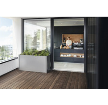 Scenă de balcon cu jardinière metalică și femeie într-o bucătărie modernă