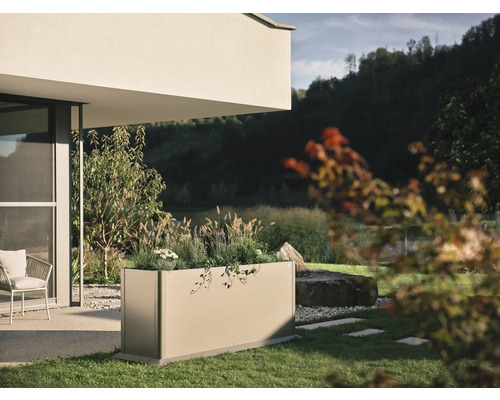 Jardinieră dreptunghiulară metalică cu plante în grădină