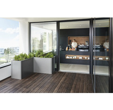 Balcon cu jardiniere metalice și bucătărie adiacentă cu mobilier închis la culoare