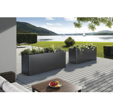 Două jardiniere dreptunghiulare plantate pe o terasă cu vedere la lac