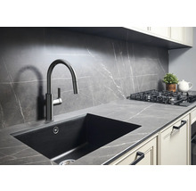 Chiuvetă de bucătărie cu robinet într-o bucătărie cu design modern