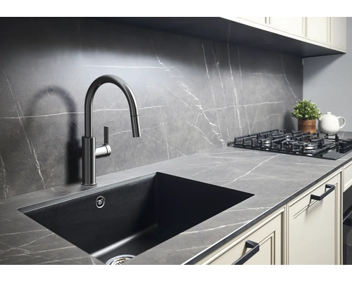 Chiuvetă de bucătărie cu robinet într-o bucătărie cu design modern