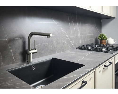 Chiuvetă de bucătărie cu robinet într-o bucătărie modernă.