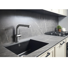 Chiuvetă de bucătărie cu robinet într-o bucătărie modernă