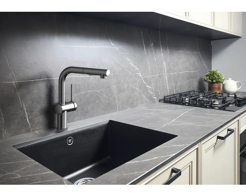 Bucătărie modernă cu chiuvetă, robinet și plită