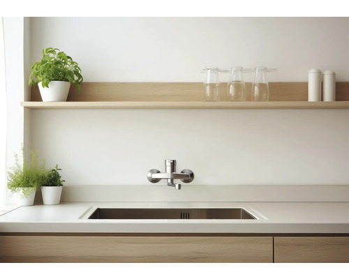 Chiuvetă de bucătărie cu robinet, blat și raft cu decorațiuni