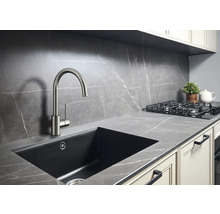 Chiuvetă de bucătărie cu robinet într-o bucătărie modernă