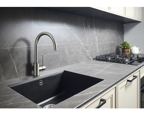 Chiuvetă de bucătărie cu robinet într-o bucătărie modernă