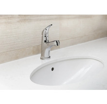 Baterie de lavoar din metal pe un lavoar