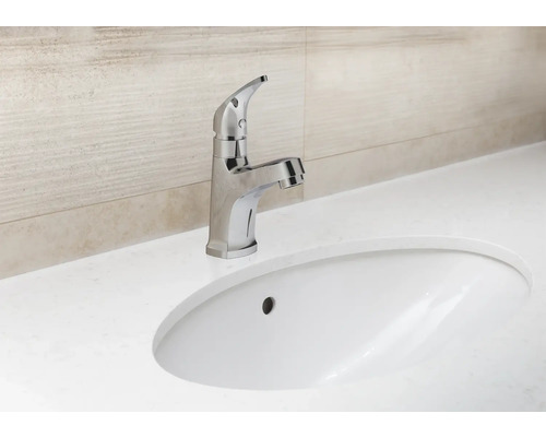 Baterie de lavoar din metal pe un lavoar