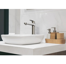 Chiuvetă modernă de baie cu baterie și accesorii de baie