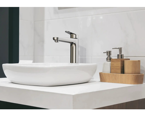 Chiuvetă modernă de baie cu baterie și accesorii de baie