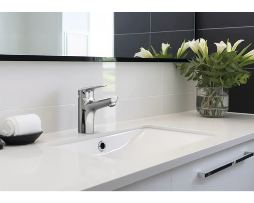 Baie modernă cu lavoar, robinet, oglindă și decorațiuni