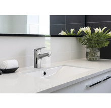 Baie luminoasă cu chiuvetă, robinet, oglindă și decorațiuni