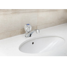 Baterie de lavoar cu mâner transparent pe o chiuvetă