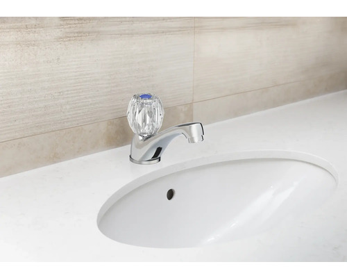 Baterie de lavoar cu mâner transparent pe o chiuvetă