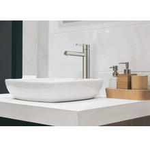 Chiuvetă de baie modernă cu robinet și dozator de săpun pe un raft alb