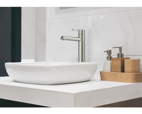 Chiuvetă modernă de baie cu robinet și dozator de săpun pe un blat alb