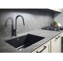 Chiuvetă de bucătărie cu robinet într-o bucătărie cu design modern.