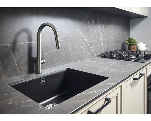 Chiuvetă de bucătărie cu robinet într-o bucătărie cu design modern.