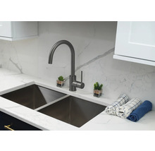 Chiuvetă de bucătărie cu robinet, blat și decorațiuni