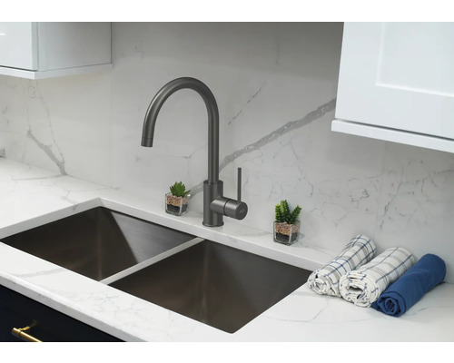 Chiuvetă de bucătărie cu robinet și blat cu articole decorative