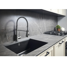 Chiuvetă de bucătărie cu robinet și chiuvetă într-o bucătărie cu design modern