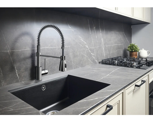 Chiuvetă de bucătărie cu robinet și chiuvetă într-o bucătărie cu design modern