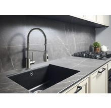 Chiuvetă de bucătărie cu robinet, blat și plită într-o bucătărie modernă