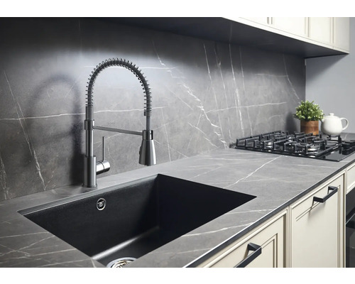 Chiuvetă de bucătărie cu robinet într-o bucătărie modernă