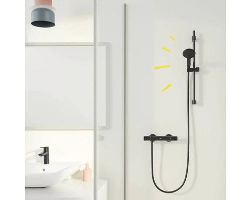 Baie cu lavoar, baterie și set de duș negru pe fundal alb