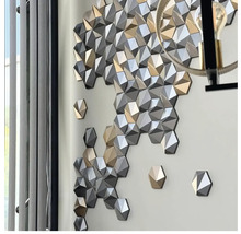 Decor de perete cu elemente hexagonale tridimensionale într-o cameră.