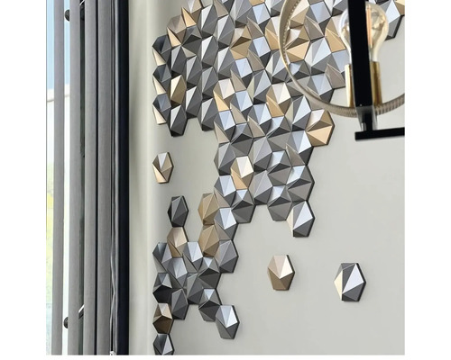 Decor de perete cu elemente hexagonale tridimensionale într-o cameră.