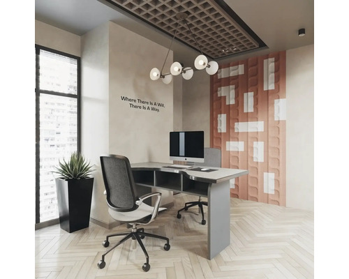 Birou modern cu birou, scaun de birou, plantă de interior și perete decorativ.