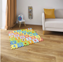 Sală de joacă cu covoraș cu litere și numere pe podea de lemn