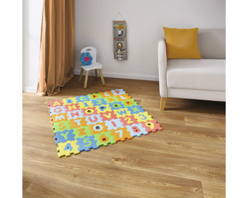 Sală de joacă cu covoraș cu litere și numere pe podea de lemn
