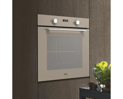 Cuptor încorporabil într-o bucătărie cu comenzi și afișaj digital