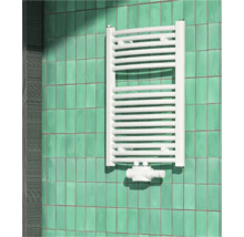 Radiatorul alb pentru prosoape este montat pe perete.
