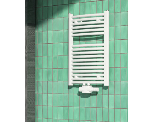 Radiatorul alb pentru prosoape este montat pe perete.