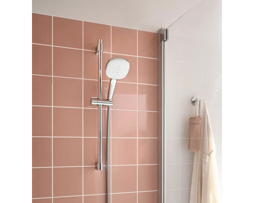 Bară de duș cu duș de mână într-o baie cu cabină de duș.