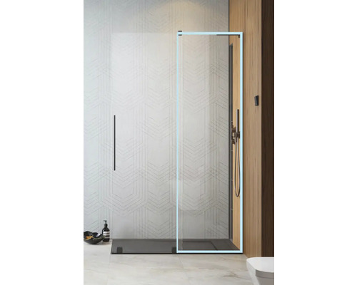 Cabină de duș walk-in cu perete de sticlă și cadă de duș într-o baie