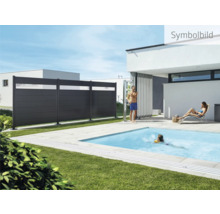 Scenă cu paravan de confidențialitate, piscină și persoane care se relaxează în grădină