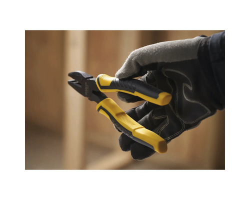 O mână cu mănuși de lucru ține un clește tăietor galben și negru.