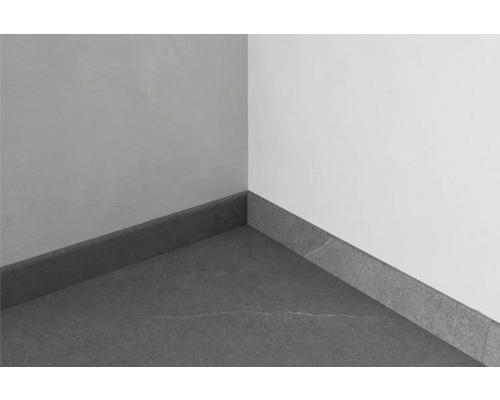 Colț de cameră cu gresie și plinte